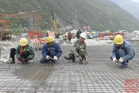 “五一”假期，G213线汶川绵虒高店岷江大桥施工忙图片
