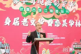 “五一”期间武汉昙华林游客如潮，81岁退休教师登台讲昙华林前世今生图片