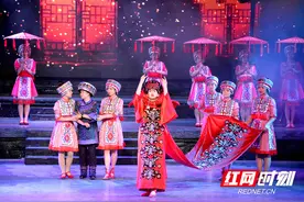 组图丨永顺芙蓉镇：民俗表演醉游人图片
