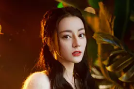甜美满分！迪丽热巴梳双马尾造型参加五四晚会 网友：甜甜的小仙女图片