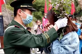 华山上，执勤武警突然被求婚图片