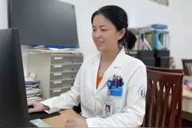 震惊！浙江14岁男孩把活龙虾塞进肛门，医生从他屁股里“钓”出龙虾图片