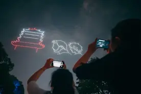 酷炫！520架无人机汉口江滩“绘画”，汉产动漫《灵笼》和黄鹤楼惊喜同框图片