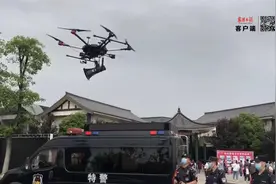 无人机飞进唐城，空中喊话……图片