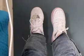 坐火车一只鞋被邻座穿走，有人想这样“搭讪”？网友：那你也得穿得上图片