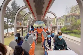 40秒丨乘坐“网红”观光巴士 一块钱带你看威海最美环海路