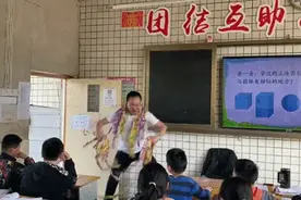火了！老师大跳猩猩舞，全身挂满棒棒糖图片