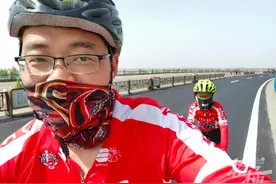 五年级男孩跟着爸爸环湖骑行5年，刚刚拿下安徽巢湖图片