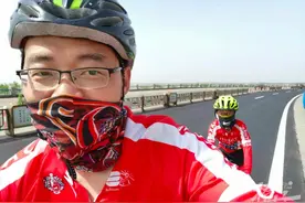 五年级男孩跟着爸爸环湖骑行5年，刚刚拿下安徽巢湖图片
