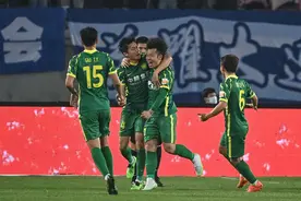 张稀哲梅开二度，国安2比0大连人夺赛季首胜图片