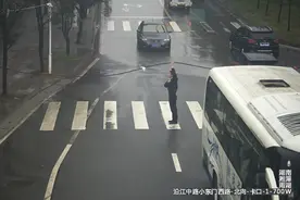 湘潭交警支队段斌华：一千起交通案件零投诉的“莲城最帅托举哥”图片