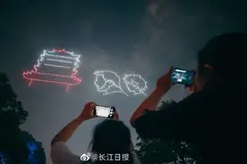 酷炫！520架无人机汉口江滩“绘画”，汉产动漫《灵笼》和黄鹤楼惊喜同框图片