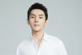 到底是什么爆炸好物让LVMH、欧莱雅高层今天亲赴现场，李佳琦还特地开了场直播！独家剧透→图片