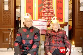 百岁老人过生日 四世同堂齐庆贺图片