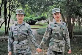 飒！双胞胎仪仗女兵上军校了图片