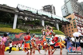 苗家歌舞快闪重庆单轨穿楼景点引围观图片