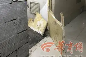 西安乐居场小区消防通道门破损严重 民警责令物业立即拆除图片