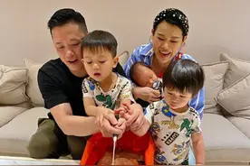 胡杏儿晒全家合照庆祝三胎儿子满月 画面温馨幸福图片