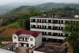 十堰这所学校，仅有1名学生1个老师！背后的故事看哭了图片