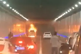 沈阳一面包车在隧道内着起大火！沈阳消防通报：无人员伤亡图片