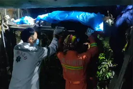 赛摩过弯“耍漂移”坠入山沟酿事故图片