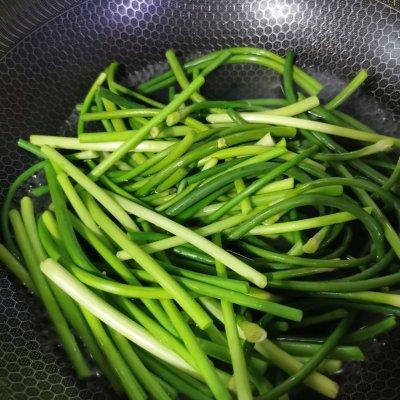 凉拌蒜苗丝最好吃的做法，就在这里了