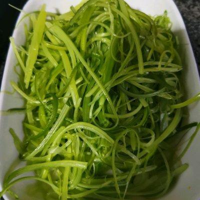 凉拌蒜苗丝最好吃的做法，就在这里了
