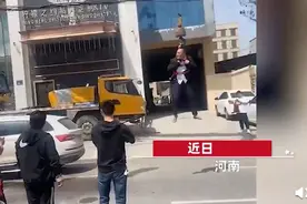 新郎被绑吊车上遭高压水枪呲水，现场画面曝光，网友看不下去了图片