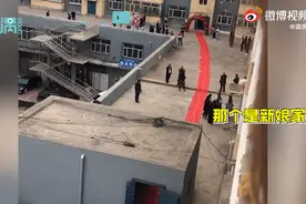 红毯从新郎家直接铺到新娘家，迎亲没有车队，网友却纷纷羡慕图片