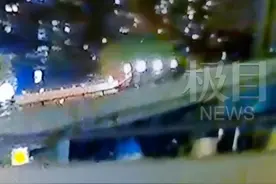 ​西安一渣土车坠落高架桥，众人合力救出被困司机图片