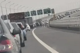 假期最后一天，崇明回上海市区方向多段拥堵，或持续至20时视频封面