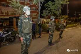 关注｜两辆摩托车相撞，武警官兵火速救援图片