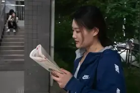 高校学生深夜背书迎考，打趣称“我是栋梁之材，不配有假期”视频封面