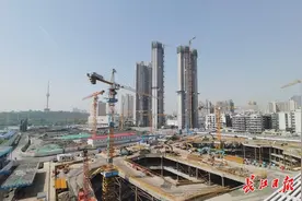 近千名建设者昼夜施工，长江之眼艺术中心加快土方开挖图片