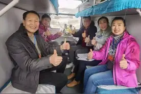 沈阳铁路局开行首趟新疆旅游专列图片