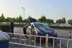 杭州城西一条斑马线前，特斯拉将电瓶车连车带人撞倒，伤者满头是血图片