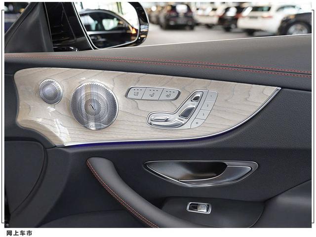 梅赛德斯-AMG E53实拍！搭3.0T，软顶敞篷设计，配大尺寸双联屏