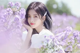 “村花”杨超越徜徉紫色花海 托腮侧目显仙女气质图片