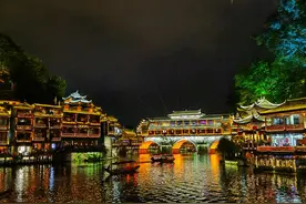 组图丨夜色撩人 凤凰古城浪漫夜景醉游人图片