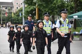 萌娃变身“小特警”体验巡逻涨知识图片