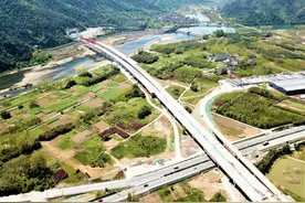 临建高速桐庐分水互通主线桥钢混结合梁开启架设图片