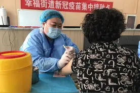 假日坚守！护士刘琳琳：接种期间尽量不喝水，中午轮流吃饭节省时间图片