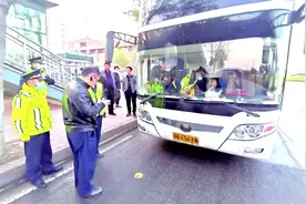 真·探003号案｜一路走一路拉“神秘大客”藏身青岛街市“打游击”图片