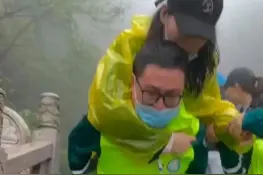 999级台阶，张家界90后医生背受伤女游客下山图片