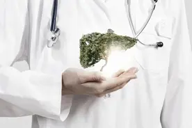 一旦皮肤上出现这种痣，十有八九是肝硬化！四类人别再拒绝检查图片