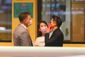 好甜！郭富城夫妇十指紧扣现身马场 方媛现望夫眼超有爱图片