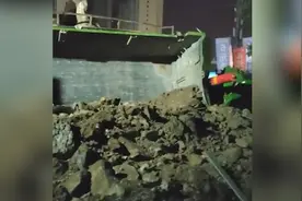 西安一渣土车坠落高架桥起火，众人合力救出被困司机视频封面