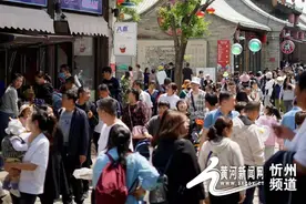 “五一”假期最后一天，忻州古城游人如织图片