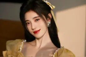 鞠婧祎穿黄色泡泡袖连衣裙 头戴发饰宛如在逃公主图片