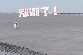 “别亲了！”情侣海边忘情激吻，旁人大声喊停图片